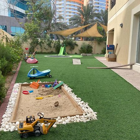 Spacious 4-Bedroom Villa, Children Friendly ドバイ エクステリア 写真