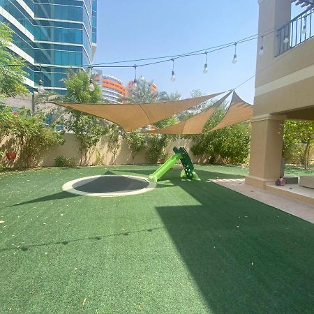 Spacious 4-Bedroom Villa, Children Friendly ドバイ エクステリア 写真