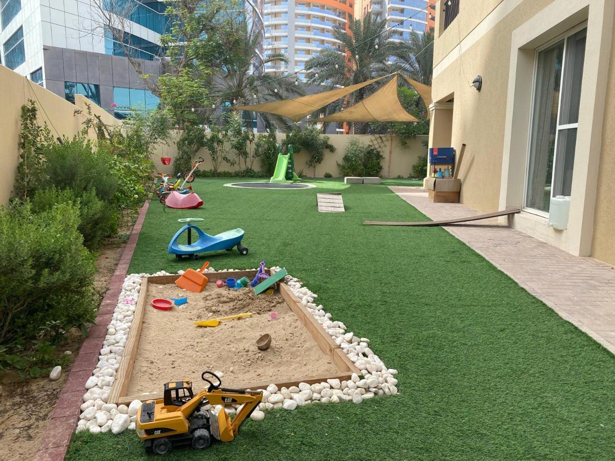 Spacious 4-Bedroom Villa, Children Friendly ドバイ エクステリア 写真