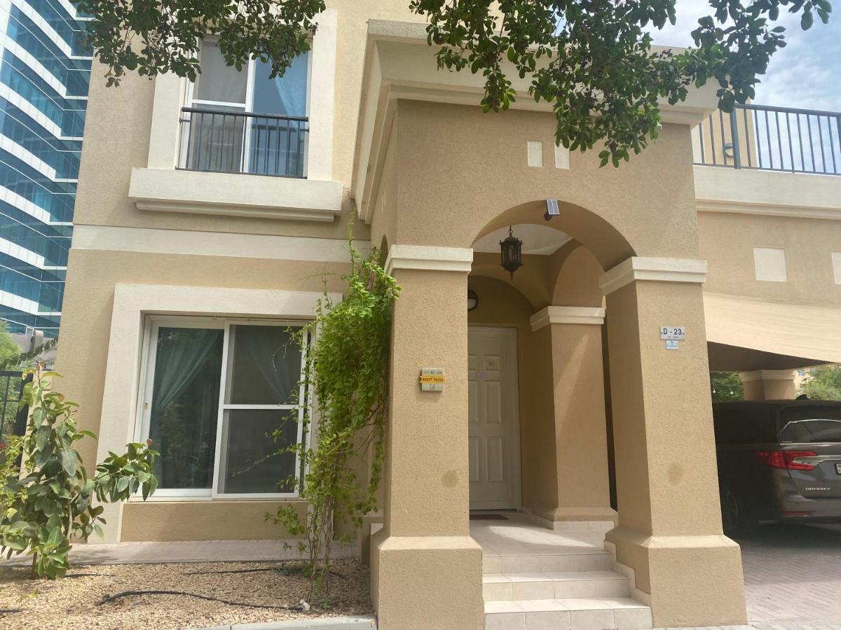 Spacious 4-Bedroom Villa, Children Friendly ドバイ エクステリア 写真