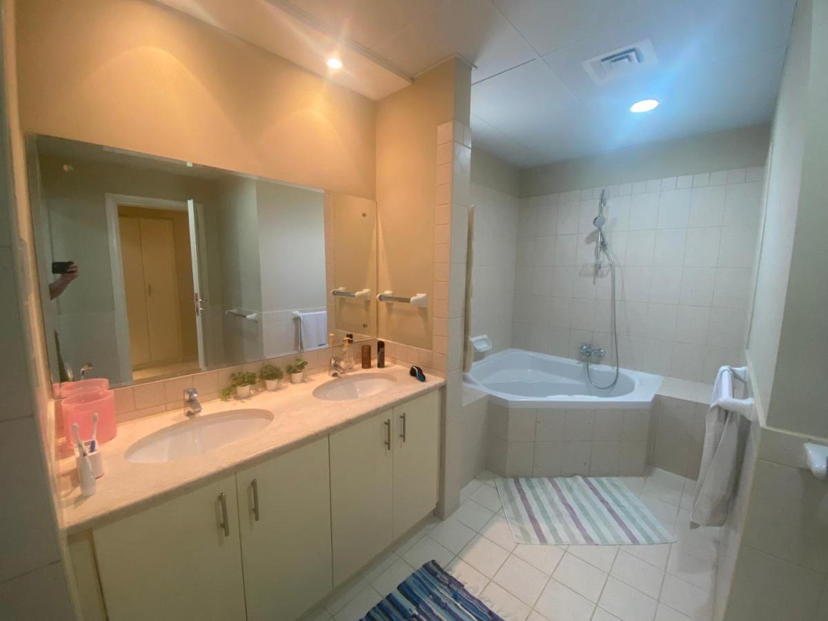 Spacious 4-Bedroom Villa, Children Friendly ドバイ エクステリア 写真