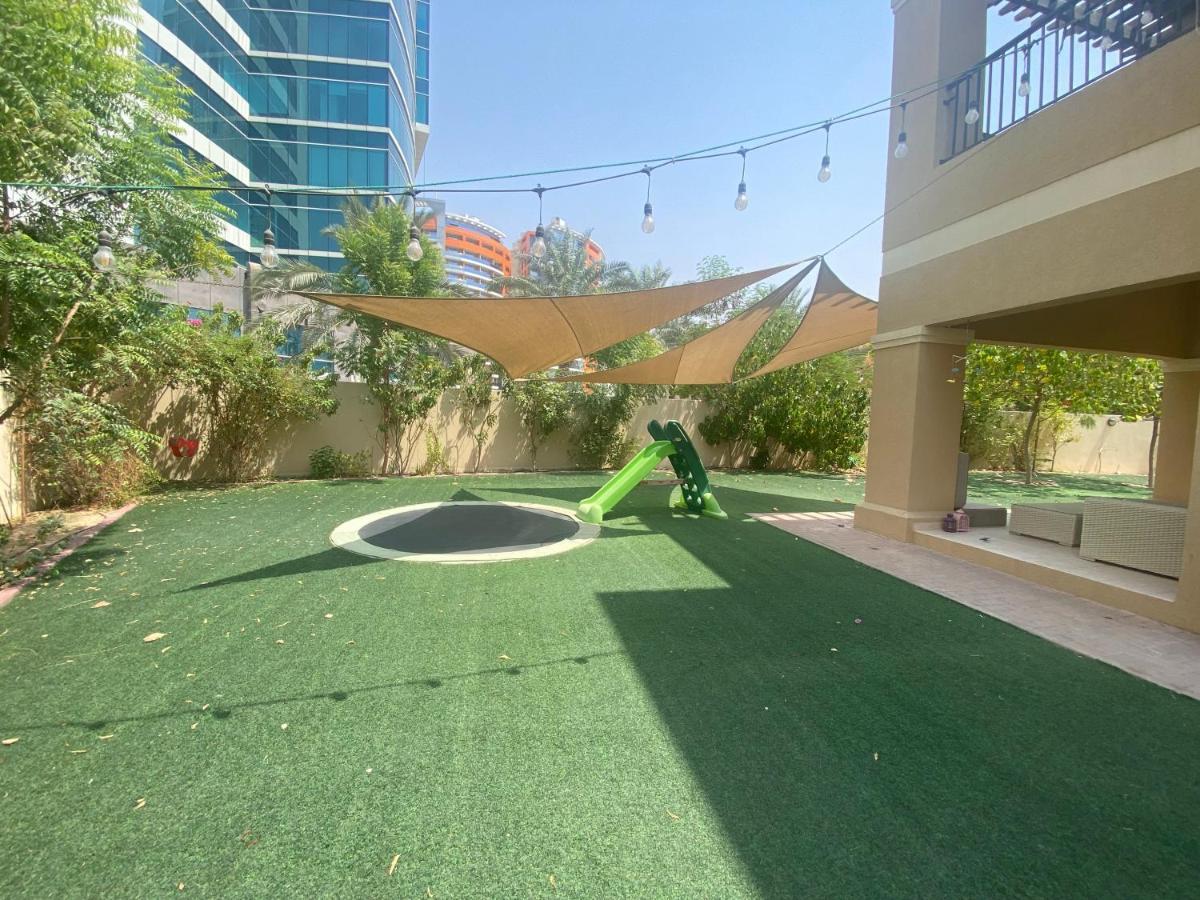 Spacious 4-Bedroom Villa, Children Friendly ドバイ エクステリア 写真