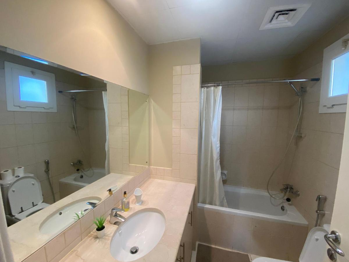 Spacious 4-Bedroom Villa, Children Friendly ドバイ エクステリア 写真